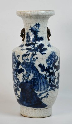 CHINA, Vase, Blaumalerei Pfau in Waldlandschaft, am Hals bronzefarbene Löwenköpfe mit Ringen, Craquelée, originaler Ständer aus Holz Höhe 46cm, China 19. Jh.