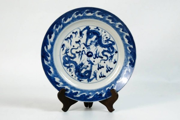 CHINA, Blau-weißer mit Drachen verzierter Teller Qing-Dynastie, Kangxi (1662-1722), auf der Unterseite gemarkt, Haarriss auf 4 Uhr und 9 Uhr; Durchmesser 27cm