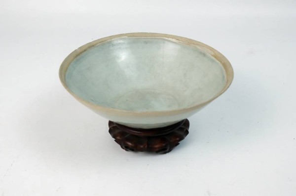CHINA, Lotusschale, Seladonglasur, Sung-Dynastie 960 - 1279. Flacher Standring, auf der äußeren Wandung Lotusdekor, gräulicher Scherben, Wandstärke am oberen Rand 2mm. Durchmesser 18,3cm, Höhe 6cm. Beiliegend Originalrechnung und Zertifikat der Galerie Lotos Böblingen von 1976. Aus einer Meersburger Privatsammlung.