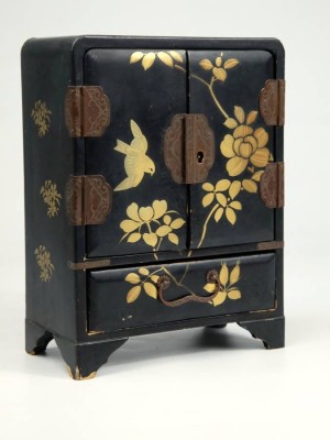 JAPANISCHES SCHRÄNKCHEN, schwarzes Holz, Blumen- und Vogelmotive, vier Schubladen und zwei Türen, Schlüssel vorhanden, H 15cm, perfekt für die Aufbewahrung von kleinen Habseligkeiten oder Schmuck