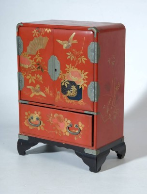 KLEINER CHINESISCHER SCHRANK, als Schmuckkästchen nutzbar, rot lackiert mit goldenen Elementen (Blumen und Vögel), silberne Akzente (Scharniere), 35x24x14cm