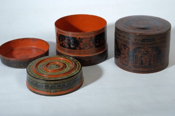 ANTIKE VORRATSDOSE MYANMAR BURMA, Holz, feine Bemalung außen mit ziegelrotem, goldenen und schwarzem Lack, innen Ziegelrot, vierteilig mit zwei Einsätzen, Höhe 22cm, Durchmesser 23cm, um 1900