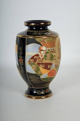 ASIATISCHE VASE, blaue Grundierung, handbemalt mit Erhebungen, vergoldete Ränder, schmale Öffnung mit bauchigem Korpus, bodenseitig Manufakturmarke, H 26cm, Durchmesser Öffnung 8cm