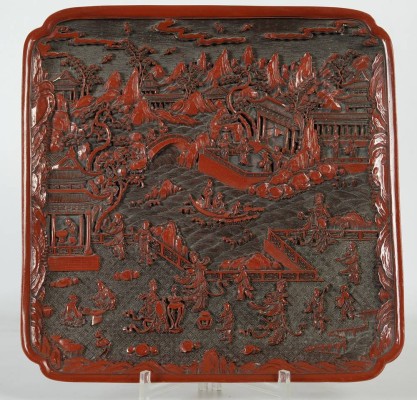 TABLETT, Rotlack, Museumsreplik des 'Museums für Lackkunst' (ehemals Herbig-Haarhaus Sammlung), feine Reliefschnitzerei, Landschaft, im Hintergrund Gebirge, zwei Landhälften, getrennt durch Gewässer, verbunden durch Brücken, Pagoden, verschiedene figurale Szenerien, Arbeiter, Fischer, Hofdamen während Teezeremonie, 32,2 x 32,2 cm