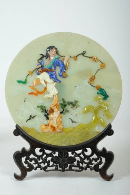 JADEPLATTE mit Abbildung, Ständer vorhanden, China, Durchmesser 26,5 cm