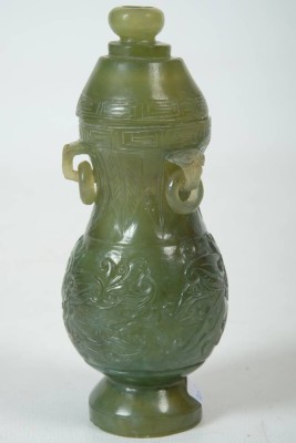 JADE Amphoren-Vase mit Deckel, China, 13x5cm