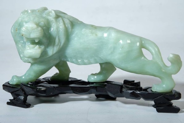 SPECKSTEIN Löwe mit Sockel, chinesisch, 23x13x8cm