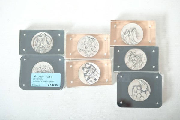 LOT SIEBEN WEIHNACHTSMÜNZEN, mit verschiedenen Darstellungen der Weihnachtsgeschichte, alle zwischen Plexi-Glas, alle mit Zertifikat, jeweils D 3,5cm, Feinsilber, gesamt laut Zertifikaten 197g