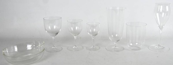 TRINKSERVICE NR. 4 LOBMEYR Firma Ludwig Lobmeyr 1856, 22 Gläser für Ihre Weihnachtstafel: zwei tulpenförmige Weingläser H 5cm; sechs Weißweingläser in offener Kelchform, H 6,5cm; vier Biertulpen H 7cm; vier Wasserbecher H 7cm, sechs Likörgläser mit offenem Kelch H 4,5cm; sechs Cherrygläser, sich nach oben weitender Kelch H 5,5cm, fünf flache, runde Dessertschalen D 13cm, bleifreies Kristallglas, Musselinglas; anbei Original Verkaufskatalog; bitte beachten Sie, dass wir dieses Service nicht selbs