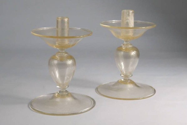 ZWEI VENEZIANISCHE GLAS-KERZENLEUCHTER, mit Goldeinschlüssen
