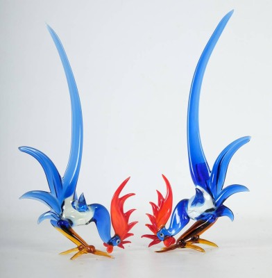 ZWEI LAUSCHA GLASHÄHNE, zwei Hähne in Kampfhaltung, H 22cm/24cm