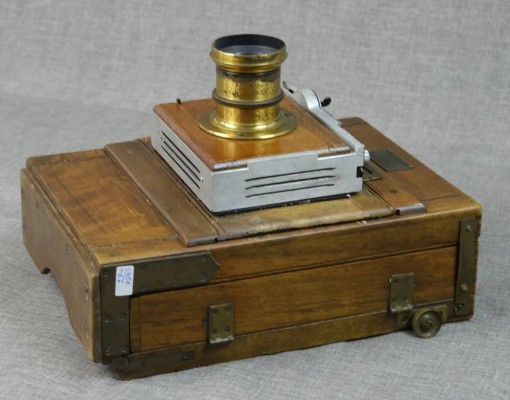 REISEKAMERA für Platten 13x18cm, hergestellt bei Photo-Hall Paris, 1890er Jahre, Eichenholz, Objektiv ohne Hersteller, Blende funktionsfähig, Glas ist nicht beschädigt, Linsenkitt löst sich, Tuchverschluss nachträglich auf Platine angebracht, kurze Verschlusszeiten unzuverlässig, Balgen ist undicht, Mattscheibe vorhanden, sehr schönes Stück, zu überholen
