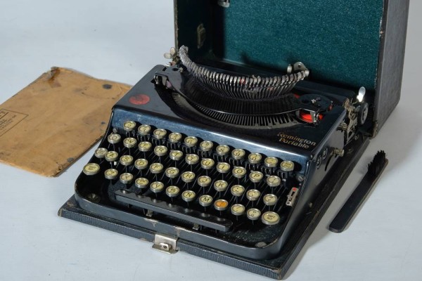 REISESCHREIBMASCHINE REMINGTON PORTABLE im Bestzustand: mit Koffer und mit originaler Bedienungsanleitung, Tastatur und die Typenhebel werden für den Transport versenkt, hochwertigste Verarbeitung, Größe der Maschine: 7,5x25cmx28cm REISESCHREIBMASCHINE REMINGTON PORTABLE im Bestzustand: mit Koffer und mit originaler Bedienungsanleitung, Tastatur und die Typenhebel werden für den Transport versenkt, hochwertigste Verarbeitung, Größe der Maschine: 7,5x25cmx28cm