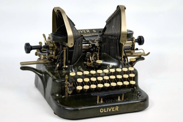 OLIVER 5 SCHREIBMASCHINE um 1908, deutsches Exemplar nach amerikanischen Vorbild, zeichnet sich durch eine ungewöhnliche Mechanik aus, olivgrüner Lack, leicht patiniert, funktionsfähig