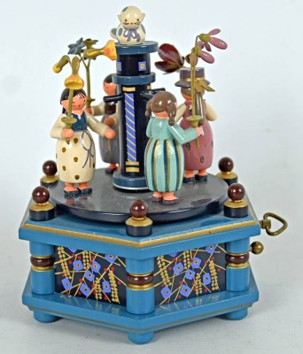 SPIELUHR Erzgebirge, mit vier Blumenmädchen, blau, in der Mitte eine Säule mit einer Katze darauf, Hexagon, H 19cm, D 14cm