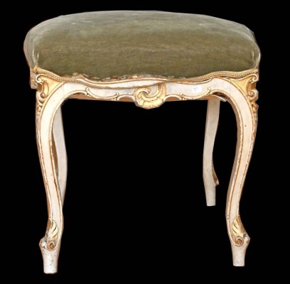 HOCKER, Sitzfläche bezogen mit grünem Samtstoff, geschwungene Beine, Holz, weiß gefasst, neobarocker Stil, um 1900/1020, aus süddeutschem Adelsbesitz