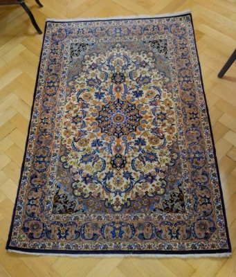ORIENT-TEPPICH, Seide, weiße Fransen, blau-weiß-violett mit Vogelornamenten, 108x170cm, frisch gereinigter und sehr gut erhaltener Seidenteppich mit Vogelornamenten und weiteren Verzierungen