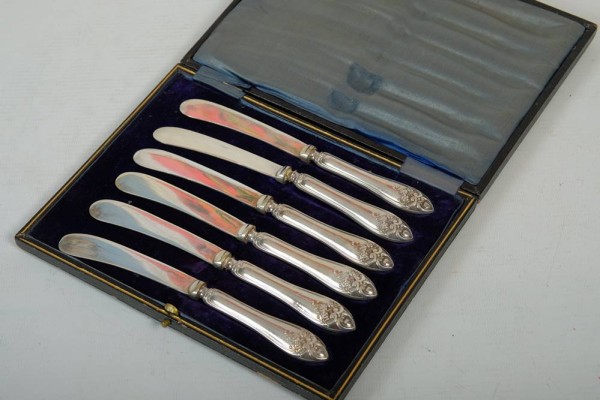 SECHS BUTTERMESSER (Silber, Hohlklinge), Griffe mit Blüten-Ornamentierung, L 17cm
