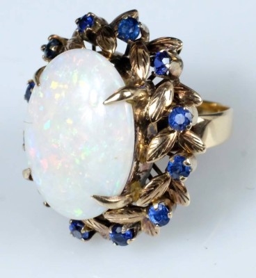 OPALRING großer, weißer Vollopal (2x1,4cm) mit Krappen gefasst, umgeben von einem Blütenkranz, besetzt mit zwölf Saphiren, Gelbgold, Gr. 51, 8,96g