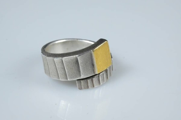 DESIGN-RING geripptes Dekor, dekoriert mit goldfarbenem Rechteck auf der Schauseite, 925 Sterlingsilber, Gr. 53, 8,17g