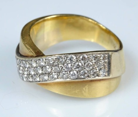 RING geschwungene Form, Schauseite mit kleinen Brillanten besetzt, gesamt um 0,2-0,5ct, 750 Gelbgold, Gr. 54, 12,77g
