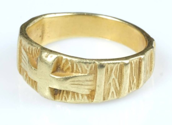 MODERNER RING mit Kreuz-Dekor und Ziselierung, 585 Gelbgold (gestempelt), Gr. 58, 6,77g