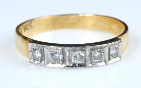 RING mit fünf später aufgesetzten rechteckig gefassten Brillanten, 750 Gelbgold, punziert, Goldschmiedestempel, Gr. 62, 3,64g