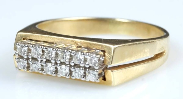 MODERNER RING mit zwölf aufgesetzten, in Krappen gefassten Brillanten, 585 Gelbgold, punziert, Gr. 54, 4,57g