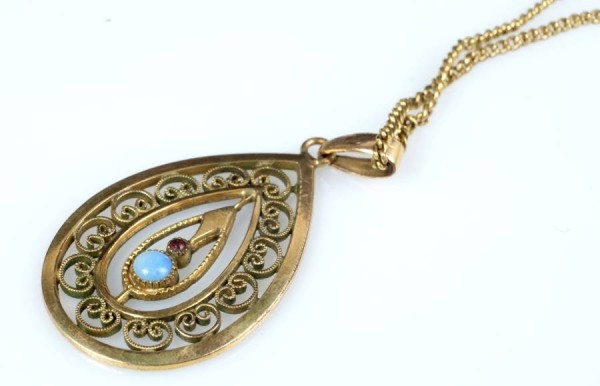 FILIGRANES COLLIER Jugendstil, durchbrochen gearbeitet, mittig kleiner Opal und kleiner Granat, wohl 333 Gelbgold, Anhänger L 2,8cm; anbei FEINE KETTE, wohl ebenso 333 Gelbgold, 44cm, zusammen 4,12g