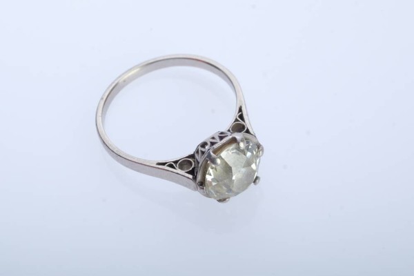 RING besetzt mit Bergkristall (um 2ct) in Krappenfassung, diese an einer Stelle beschädigt, durchbrochene filigrane Fassung, Meistermarke Evo, Gr. 54, 3,44g, Fassung Silber 925