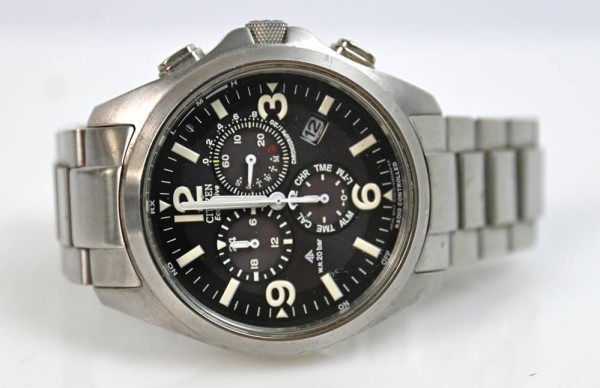 HERRENARMBANDUHR, Citizen Eco Drive, Stahlgehäuse mit Stahlarmband, schwarzes Ziffernblatt mit Leuchtziffern und -Indizes, Datum, kleine Sekunde, Stahlarmband mit Faltschließe