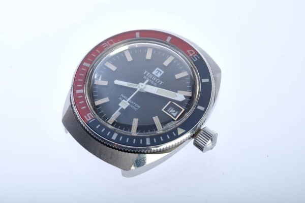 HERRENARMBANDUHR TISSOT Taucheruhr Navigator Automatic, drehbare Lünette, Stahlgehäuse und Hesalitglas, tiefschwarzes Ziffernblatt mit aufgesetzten, lumineszierenden Indizes, Datumsanzeige bei 3, lumineszierend gestaltete Zeiger, verschraubte Krone, verschraubter Gehäuseboden, mit Tragespuren (leichte Kratzer im Stahlgehäuse und im Glas), ohne Armband und ohne Schließe, D 46mm, läuft an