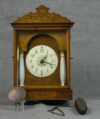 WANDUHR mit zwei Säulen aus weißem Porzellan, Gehäuse aus Holz, dieses stelleweise bemalt, Schwarzwald um 1870, Maße 31x21x13cm