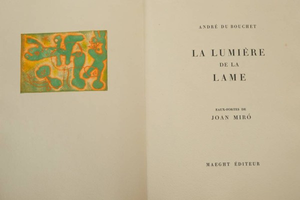 KÜNSTLERBUCH JOAN MIRÓ „La Lumière de la Lame“, sieben Original Farbradierungen /Aquatinta, jeweils 9x13cm, getrennt mit Seidenpapier, zwölf lose Lagen in Mappe, diese aufgeklappt 32x50cm, Mappe auf Vorderseite mit Original Lithographie in Gelb und Schwarz, mit Original Unterschriften des Herausgebers und des Künstlers mit Bleistift auf vorletzter Lage, Nr. 31/125, weltweit nur 125 Exemplare, ein besonders schönes Mappenwerk, Hrsg. Galerie Maeght / André du Bouchet, Paris 1962, gedruckt auf B
