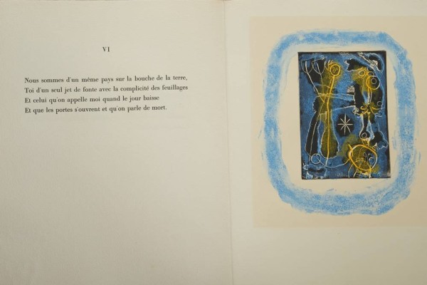 KÜNSTLERBUCH JOAN MIRÓ „Anti-Platon“, sieben Original Farbradierungen /Aquatinta, jeweils 13x9cm, getrennt mit Seidenpapier, 14 lose Lagen in Mappe, diese aufgeklappt 32x50cm, Mappe auf Vorderseite mit Original Lithographie in Grün und Schwarz, mit Original Unterschriften des Herausgebers und des Künstlers mit Bleistift auf vorletzter Lage, Nr. 31/125, weltweit nur 125 Exemplare, ein besonders schönes Mappenwerk, Hrsg. Galerie Maeght / Yves Bonnefoy, Paris 1962, gedruckt auf BFK Rives