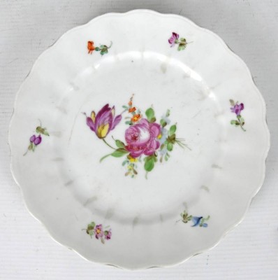 TELLER, Porzellanmanufaktur Ludwigsburg, geschwungene Form, mittig Blumenmalerei, am Schaft ebenso kleine Blümchen, D 19cm