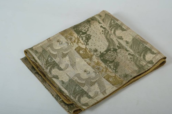 OBI (Gürtel zum Kimono), japanischer Stil, Seide, Ränder eingefasst von goldener Bordüre, Motive: Taiko (große Trommel), Biwa (fünfsaitige, birnenförmige Laute) und Phönix-Vögel, 68 x 173 cm