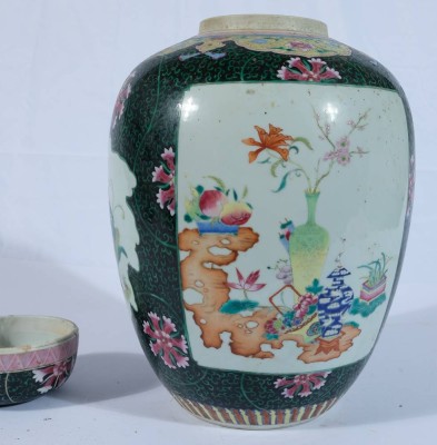 DECKELVASE Balusterform mit polychromer Aufglasurbemalung Südchina