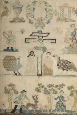 BESTICKTES LEINENTUCH, mit der Kreuzigung Christi im Zentrum, datiert 1813, weitere Darstellungen in feinster Stickerei, 50x33cm, hinter Glas gerahmt. Zustand: mehrere kleinere hinterlegte Löcher im Leinengewebe.