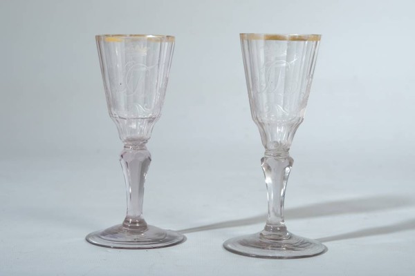 ZWEI KELCHE, um 1790, mundgeblasen, facettierter Schliff, geschnittenes Monogramm 