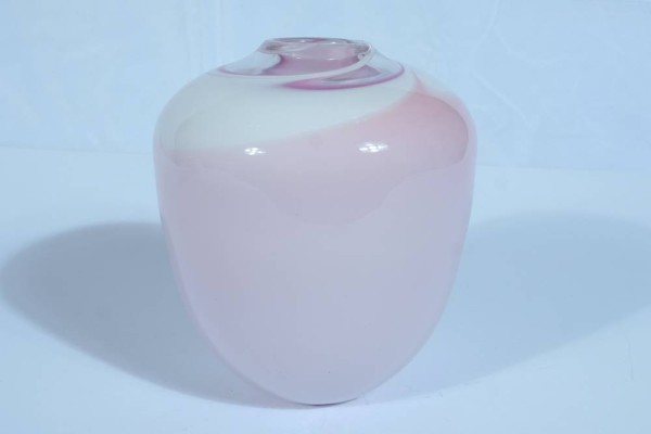 CULLEN Barry, Vase, Künstlerglas. Zart roséfarben, gebändert. In Vibrogravur signiert 