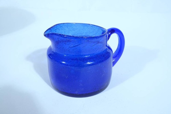 HÖGLUND Erik, kleiner Henkel-Krug aus blauem Glas. Im Boden in Vibrogravur signiert 