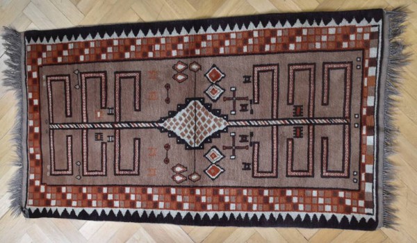 GABBEH, Südpersien, alt um 1970/80, Wolle auf Wolle. Relativ hochfloriger Nomadenteppich mit einem gespiegelten Baumornament im kamelhaarfarbenen Feld, in das weitere kleine Ornamente unregelmäßig eingestreut sind. Modern wirkende Bordüre aus Quadraten in Rot-, Orange- und Brauntönen. 1,98x1,08m