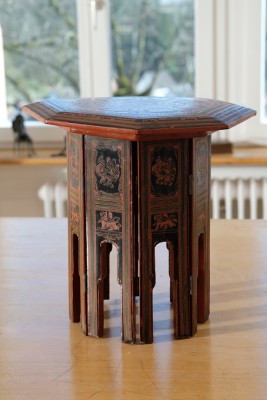 Lacktisch, Burma, 20. Jh. Ursprünglich faltbar, nachträglich fixiert bzw. mit Winkel innen versteift. Oktagon mit acht Seitenpanelen.