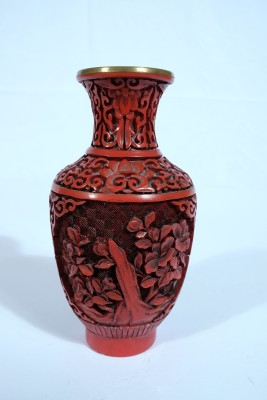 Chinesische Rotlackvase, 20. Jahrhundert.