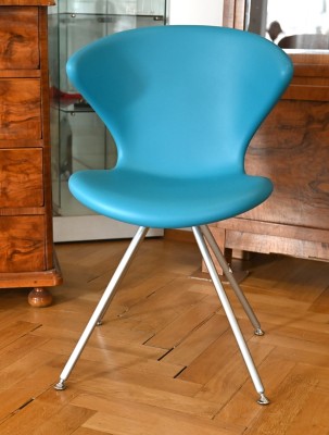 Design-Stuhl, Tonon Concept 902 mit Metallfüßen, geschwungene Form, Design Martin Ballendat (1958 Bochum), 55 x 58 x 83 cm, Farbe: Blau, sehr bequem, sehr guter Zustand