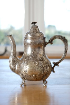 Mokkakanne mit üppigen Ornamenten, Silber, um 1920.