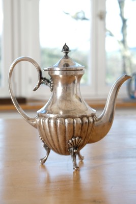 Kaffeekanne in klassischer Form mit schlichter Verzierung, Weißblech versilbert.