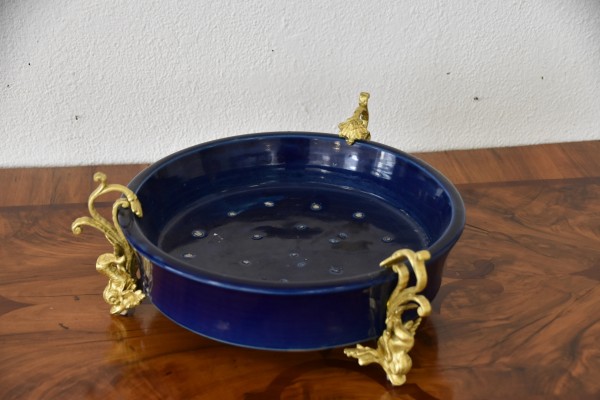 Asiatische Schale in dunkelblauer Farbe auf drei geschwungenen Metallfüßen, innen Punkt-Dekor.