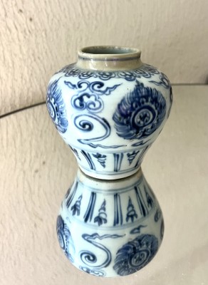 Bauchige Vase, blau-weiß, Chip am Boden.